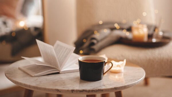 Tazza di tè su tavolo con luce naturale, ambiente tranquillo